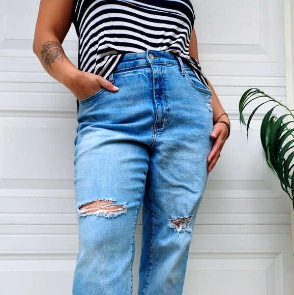 Universal Thread Light Blue High Rise Cropped Jeans - Picture 3 of 8